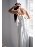 Klasszikus megjelenést biztosító fehér ruha, vékony pántokkal.