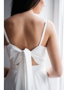 Klasszikus megjelenést biztosító fehér ruha, vékony pántokkal.