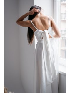 Dália – fehér szatén maxi furfangos hátrésszel