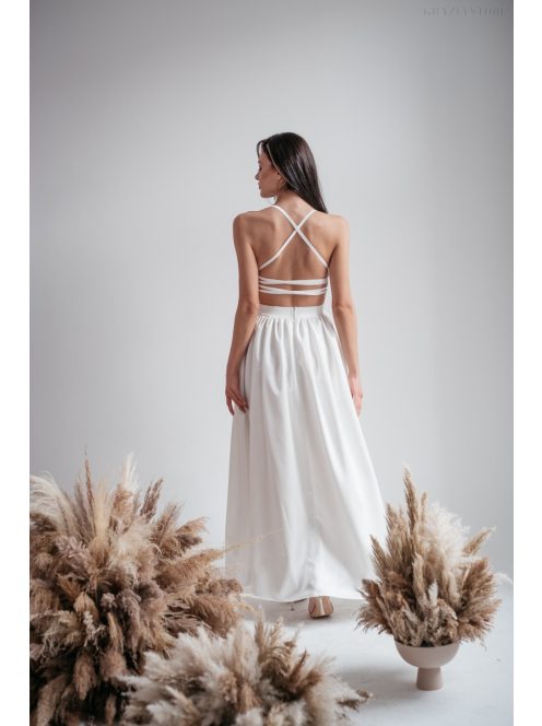 Fehér maxi ruha, hátán fűzős, keresztpántos megoldással.