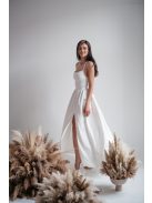 Fehér maxi ruha, hátán fűzős, keresztpántos megoldással.