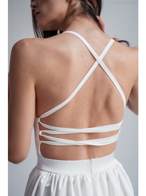 Fehér maxi ruha, hátán fűzős, keresztpántos megoldással.