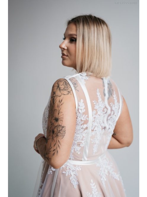 Alexa – csipke és szatén rátétes fehér mini ruha