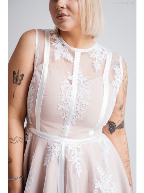 Fehér mini ruha csipke és szatén rátéttel, kör szoknyával.