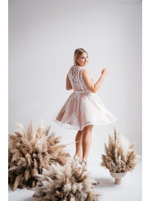 Fehér mini ruha csipke és szatén rátéttel, kör szoknyával.