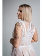 Fehér mini ruha csipke és szatén rátéttel, kör szoknyával.