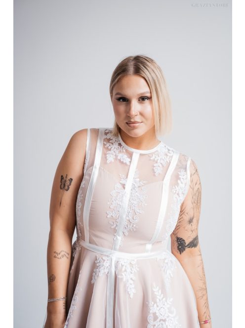 Fehér mini ruha csipke és szatén rátéttel, kör szoknyával.