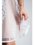 Fehér mini ruha csipke és szatén rátéttel, kör szoknyával.