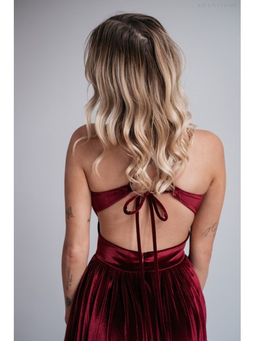 Emma - V-kivágású bordó bársony ruha különleges hátrésszel 