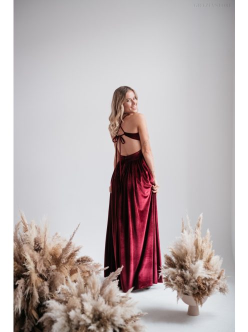Emma - V-kivágású bordó bársony ruha különleges hátrésszel 