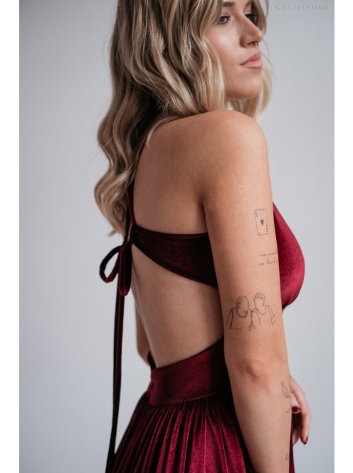 Emma - V-kivágású bordó bársony ruha különleges hátrésszel 