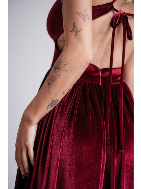 Emma - V-kivágású bordó bársony ruha különleges hátrésszel 