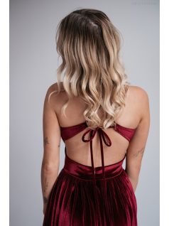   Emma - V-kivágású bordó bársony ruha különleges hátrésszel 