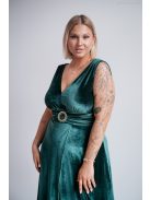 Sötétzöld ujjatlan bársony ruha, derekán övszerű dísszel.