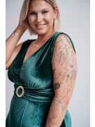 Sötétzöld ujjatlan bársony ruha, derekán övszerű dísszel.