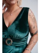 Sötétzöld ujjatlan bársony ruha, derekán övszerű dísszel.