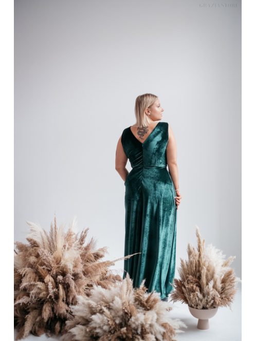 Sötétzöld ujjatlan bársony ruha, derekán övszerű dísszel.