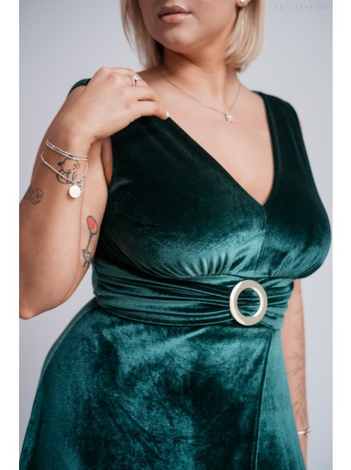 Sötétzöld ujjatlan bársony ruha, derekán övszerű dísszel.