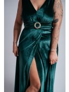 Sötétzöld ujjatlan bársony ruha, derekán övszerű dísszel.