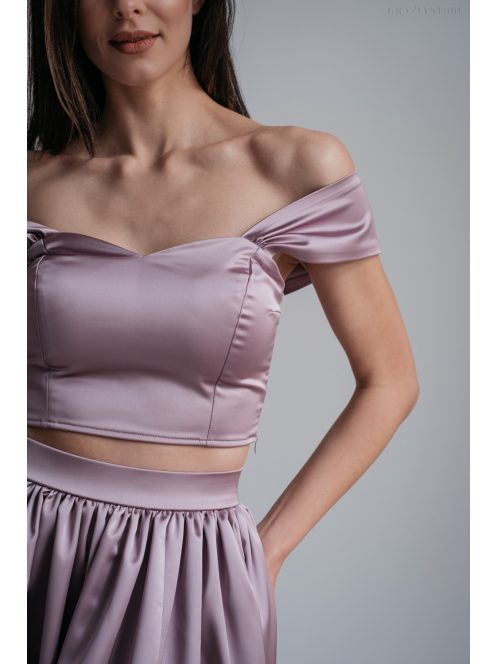 Alkalmi szetteket kiegészítő mályva színű szatén crop top.