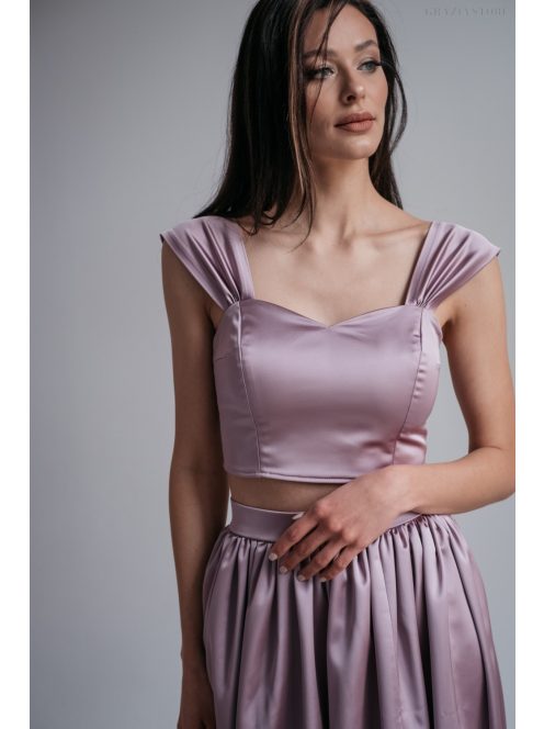Alkalmi szetteket kiegészítő mályva színű szatén crop top.