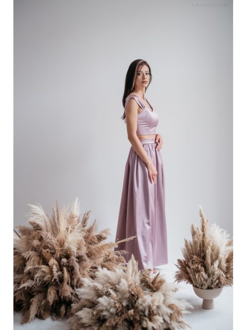 Alkalmi szetteket kiegészítő mályva színű szatén crop top.