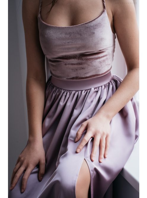 Madleine - mályva színű szatén és bársony maxi ruha hátán pántokkal 