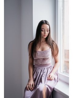   Madleine - mályva színű szatén és bársony maxi ruha hátán pántokkal 