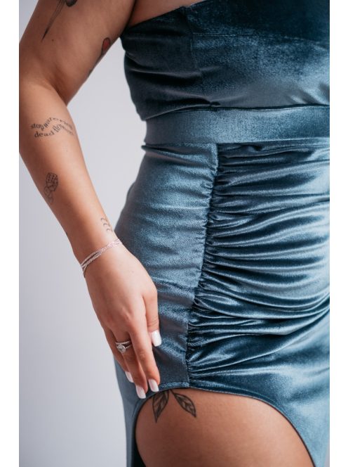 szürkéskék bársony maxi ruha aszimmetrikus felsőrésszel