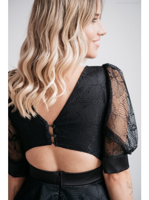 Andrea – Fekete csipke ruha, puffos ujjakkal és különleges hátkivágással