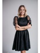 Fekete mini ruha, puffos ujjakkal és különleges hátkivágással.