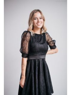   Andrea – Fekete csipke ruha, puffos ujjakkal és különleges hátkivágással