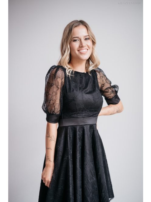 Fekete mini ruha, puffos ujjakkal és különleges hátkivágással.