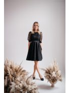 Fekete mini ruha, puffos ujjakkal és különleges hátkivágással.