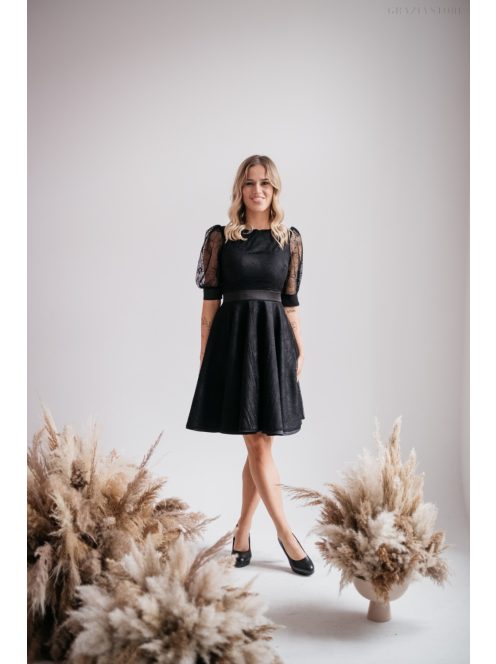 Andrea – Fekete csipke ruha, puffos ujjakkal és különleges hátkivágással