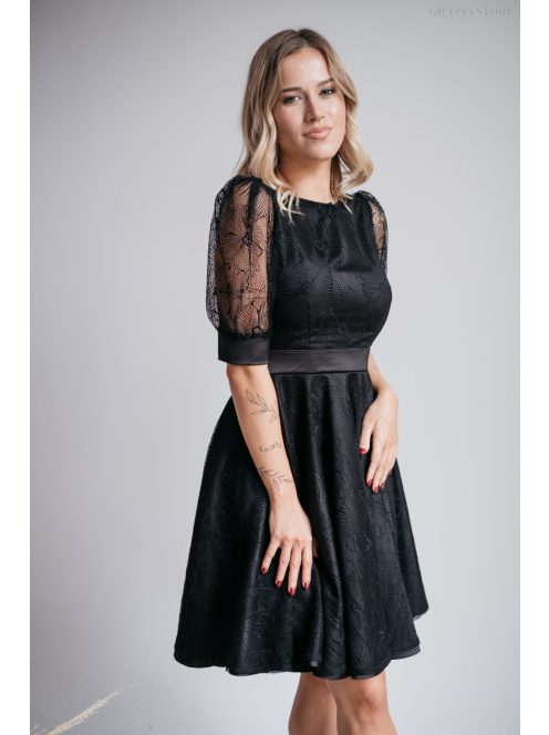Fekete mini ruha, puffos ujjakkal és különleges hátkivágással.