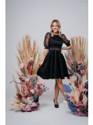 Fekete mini ruha, puffos ujjakkal és különleges hátkivágással.