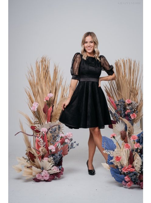 Fekete mini ruha, puffos ujjakkal és különleges hátkivágással.