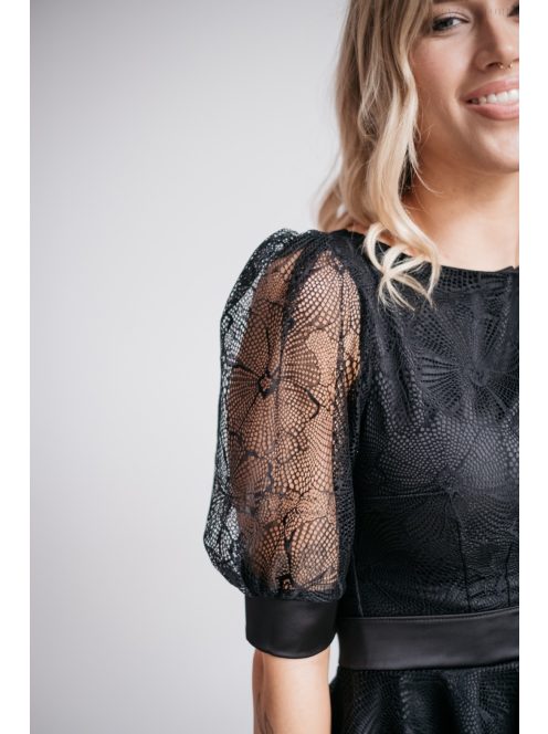 Andrea – Fekete csipke ruha, puffos ujjakkal és különleges hátkivágással