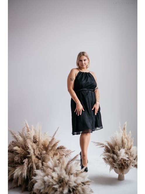 Fekete, one-size mini ruha szatén övvel, elegáns csipkéből.