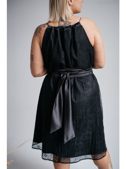 Fekete, one-size mini ruha szatén övvel, elegáns csipkéből.