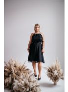 Fekete, one-size mini ruha szatén övvel, elegáns csipkéből.