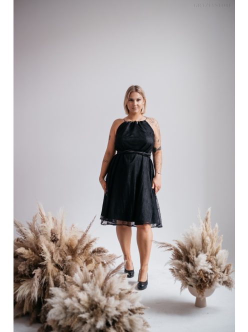 Fekete, one-size mini ruha szatén övvel, elegáns csipkéből.