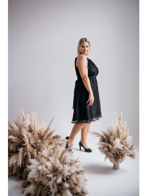 Fekete, one-size mini ruha szatén övvel, elegáns csipkéből.