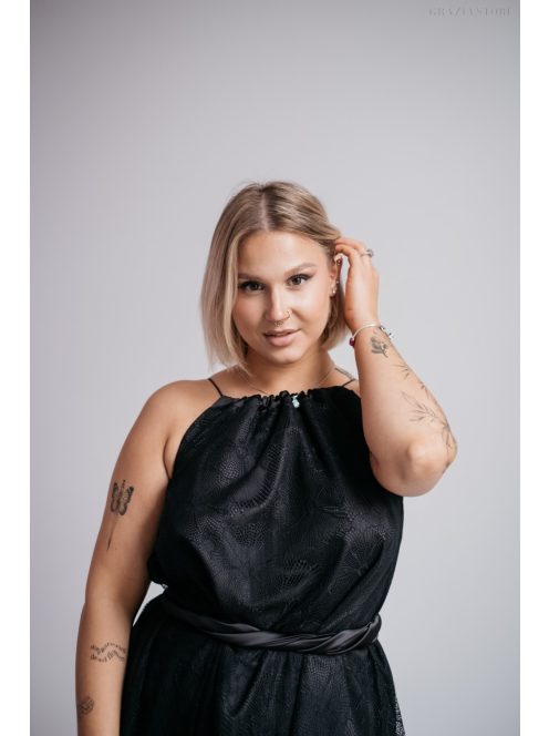 Fekete, one-size mini ruha szatén övvel, elegáns csipkéből.