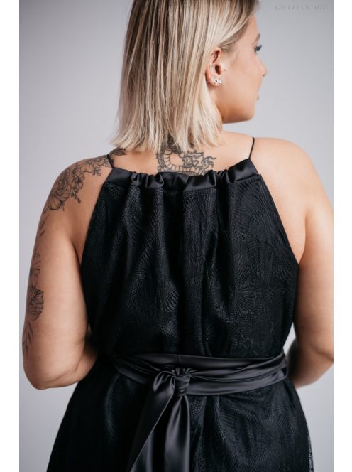 Fekete, one-size mini ruha szatén övvel, elegáns csipkéből.