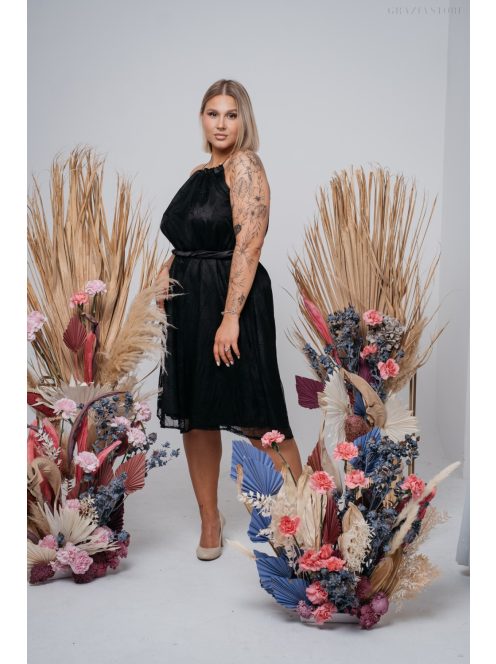 Fekete, one-size mini ruha szatén övvel, elegáns csipkéből.