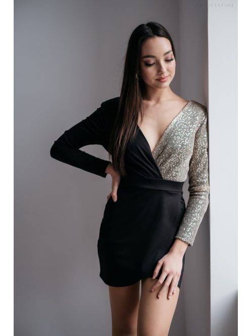 Fekete ruha, félig flitteres anyagból készült felsőrésszel.