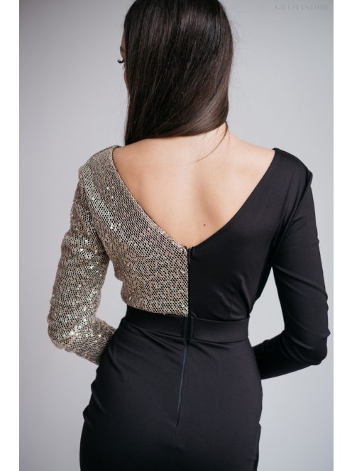 Fekete ruha, félig flitteres anyagból készült felsőrésszel.