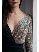 Fekete ruha, félig flitteres anyagból készült felsőrésszel.